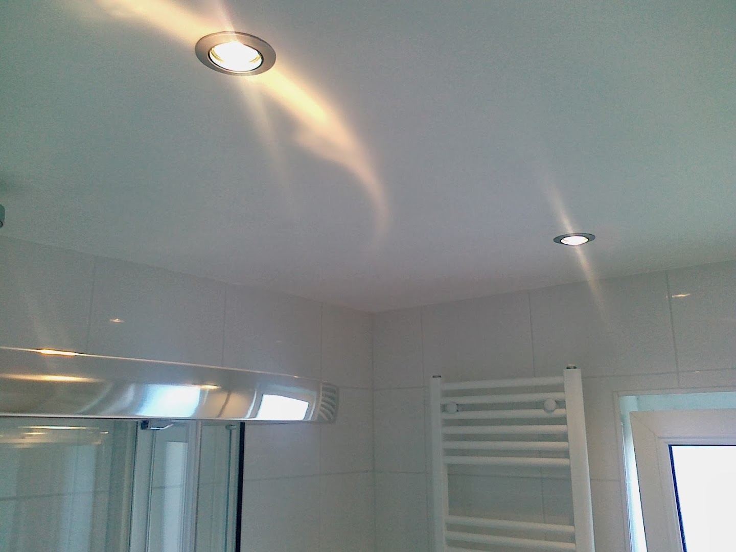 Badkamer met inbouwspots in het plafond