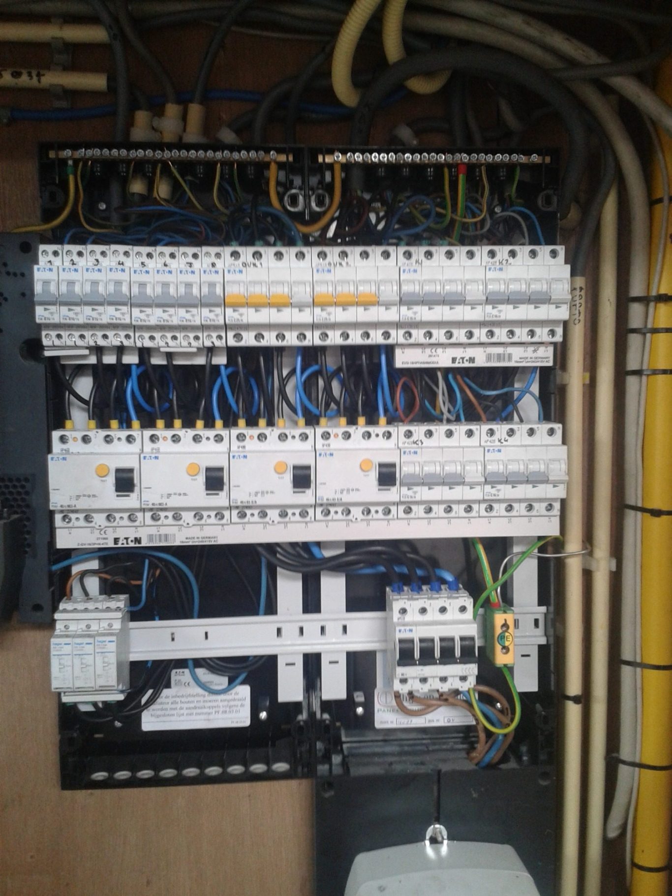 Geopende elektrische verdeler met overzichtelijk aangesloten groepen