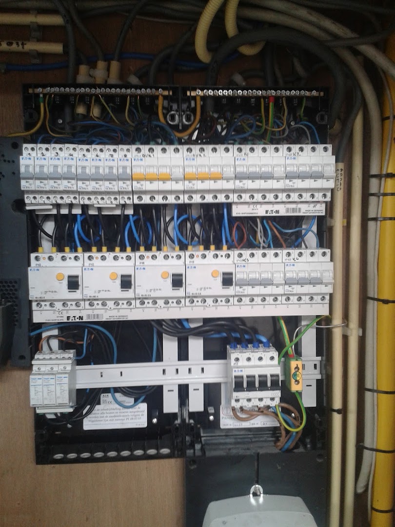 Nieuw aangelegde groepenkast met nette bedrading, geplaatst door Elektromat