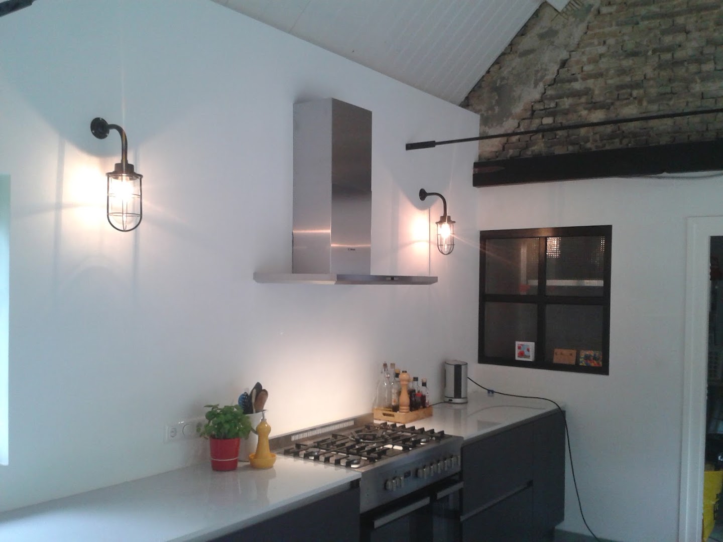 Afgewerkte keuken met wandlampen en verlichting