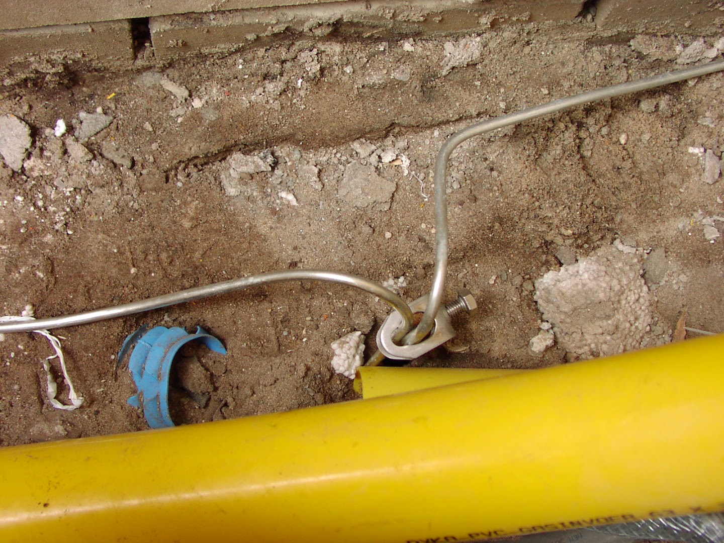Kabel en mantelbuis in een open sleuf tijdens graafwerk