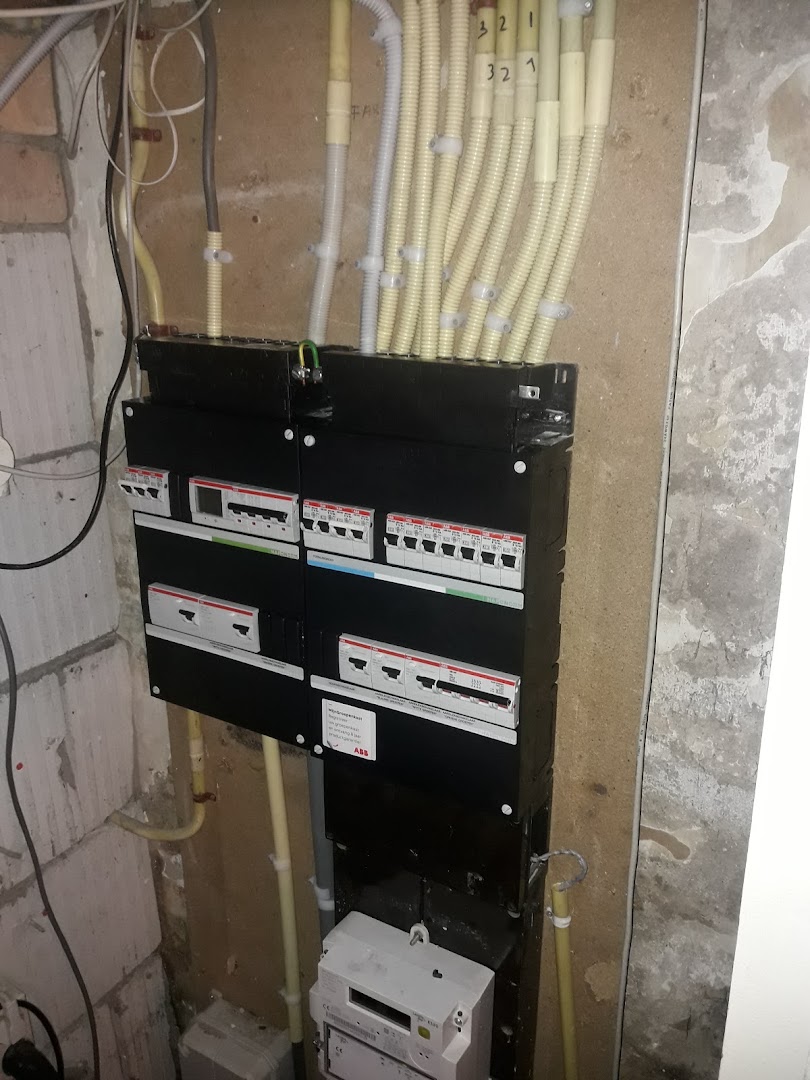 Groepenkast in een ruwbouwmuur tijdens een renovatie